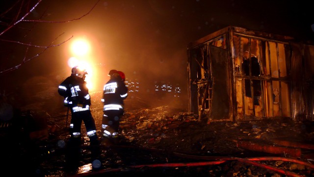 Jedynie zgliszcza pozostały z konteneru mieszkalnego, w którym znaleziono ciało właściciela