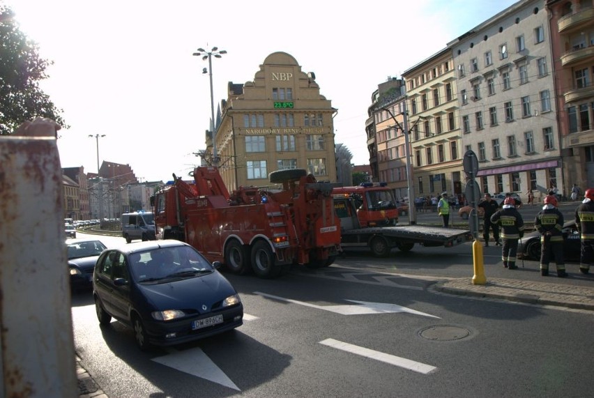 Wrocław: Lamborghini uderzyło w mur przy placu Dominikańskim (ZDJĘCIA, FILM)
