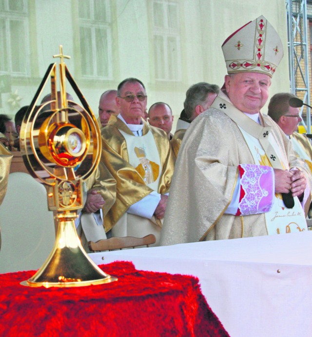 Relikwiarz w kształcie monstrancji z kroplą papieskiej krwi