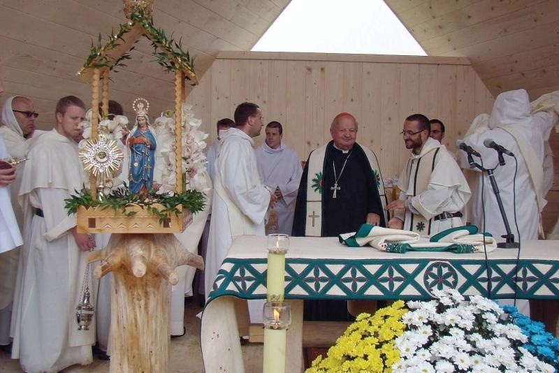 Kardynał dziwisz odwiedza Sanktuarium na Wiktorówkach