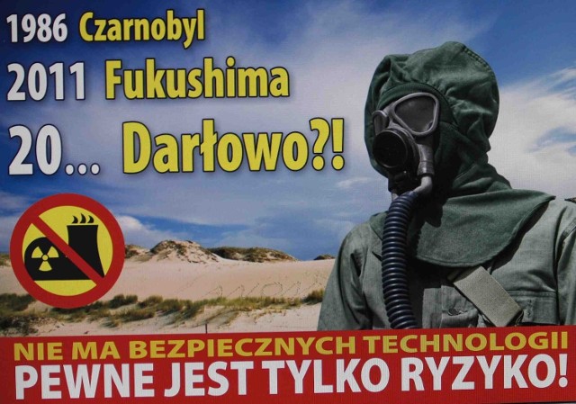 Na wydrukowanych plakatach i naklejkach pojawił się motyw Czarnobyla i... japońskiej Fukushimy.