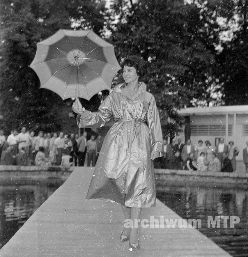 Pokaz mody na Międzynarodowych Targach Poznańskich w 1959...