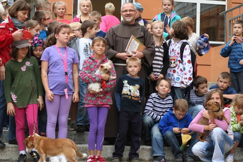 Dzień zwierząt we Wrocławiu: Wodą święconą kropili psy, koty i... biedronki (ZDJĘCIA)