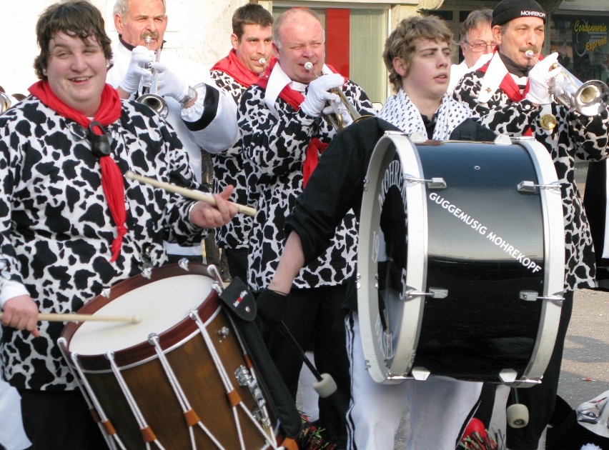Karnawał w Monthey w Szwajcarii. 2010 rok. Guggenmusik