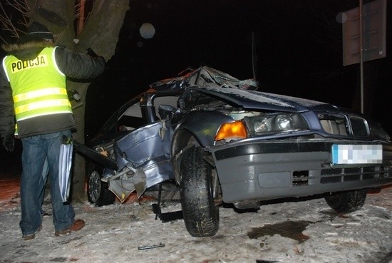 Spławy I: BMW wypadło z drogi i uderzyło w drzewo