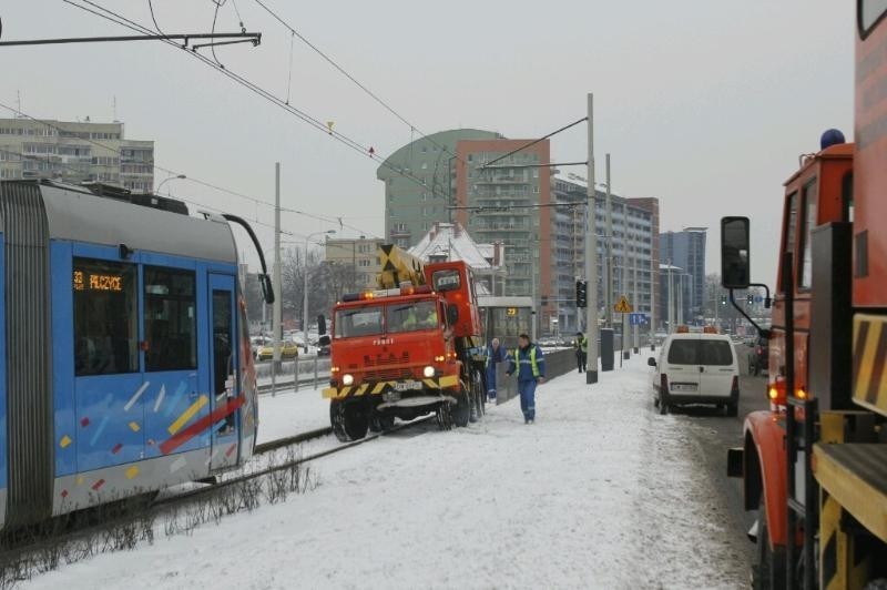 Wrocław: Tysiące ludzi nie dojechały do pracy, bo wykoleił się tramwaj (LIST, ZDJĘCIA)