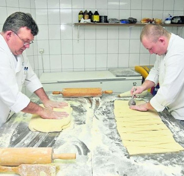 Janusz Masztalerz, szef kuchni w Hotelu Rzymskim, przygotowuje rogale