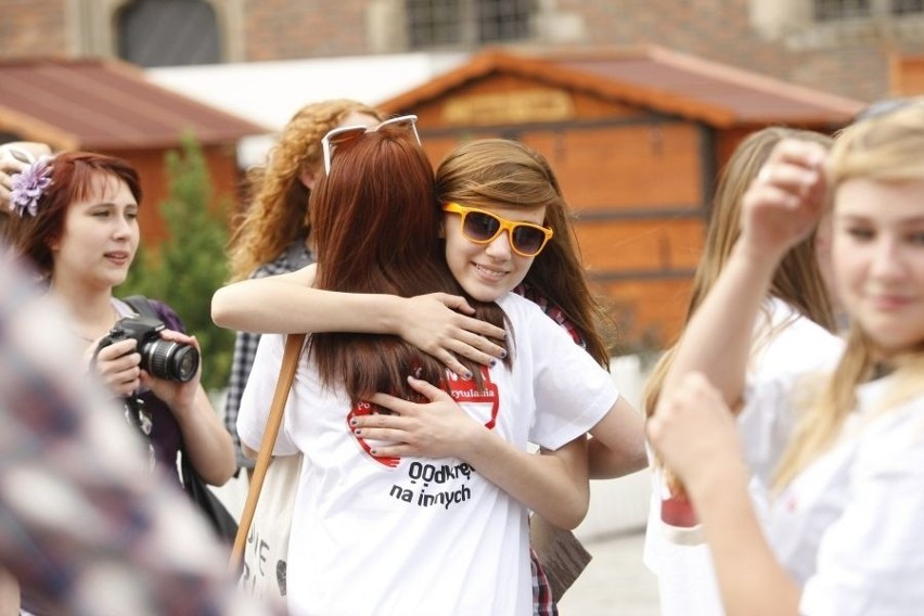 Wrocław: Młodzież przytulała przechodniów w okolicach Rynku (ZDJĘCIA)