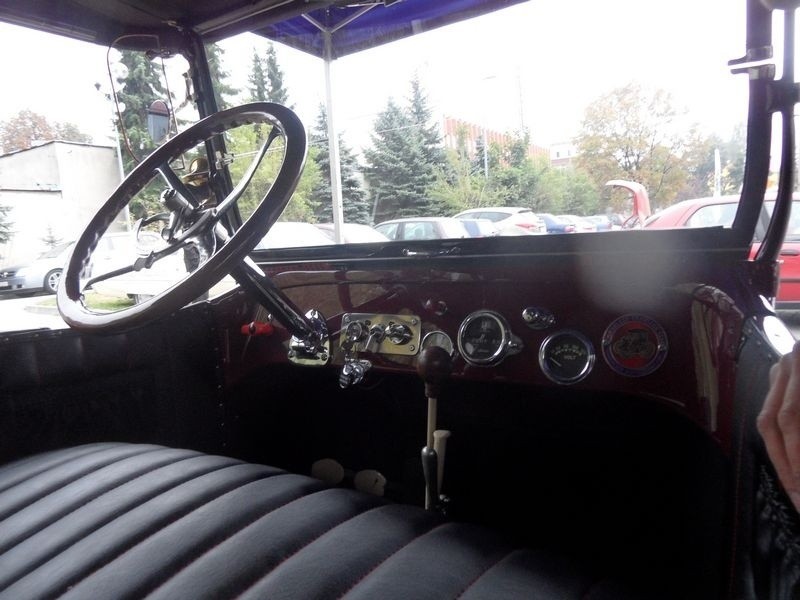 Buick Touring z 1918 na prąd przyjechał do Jaworzna [ZOBACZ]