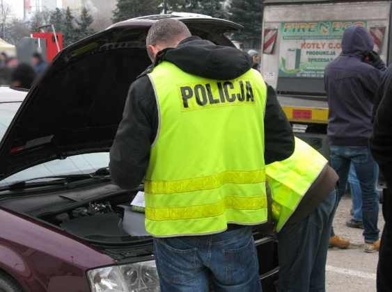 Nalot niemieckiej policji na giełdę we Wrocławiu. Znalazła kilka kradzionych aut (ZDJĘCIA, FILM)