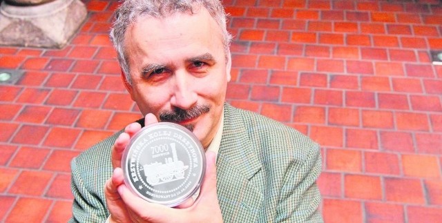 Zbigniew Bartkowiak z największą polską monetą. To srebrne 7000 krzywych   