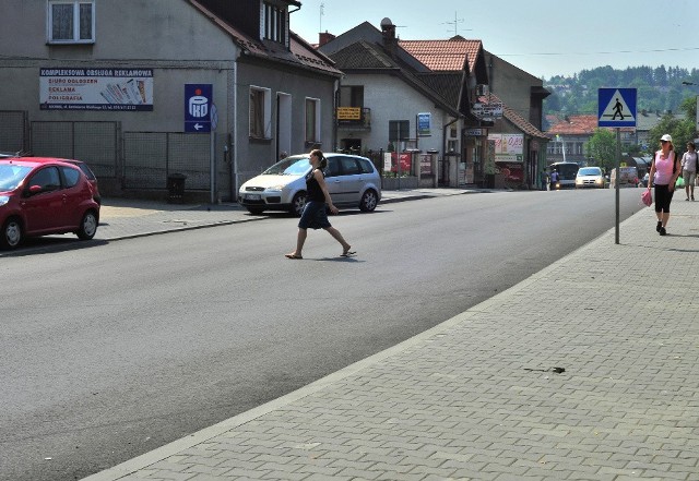 Bez "zebry" trudno przejść. Trzeba czekać, aż na ulicy jest pusto, bo kierowcy ignorują pieszych