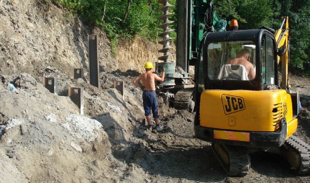 Najpierw w ziemię są wbijane 7,5-metrowe pale, potem powstanie mur oporowy