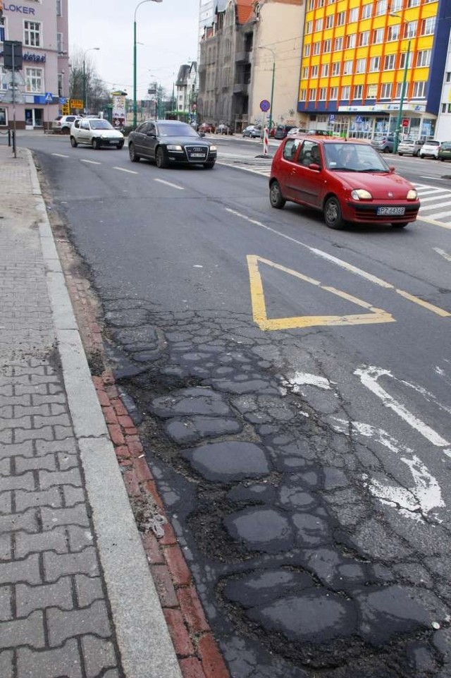 Na Zwierzynieckiej dziury w jezdni są duże i niebezpieczne