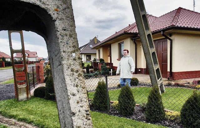 Mieszkańcy osiedla w Serbach koło Głogowa walczą w sądzie z EnergiąPro o przestawienie słupa ze środka ulicy