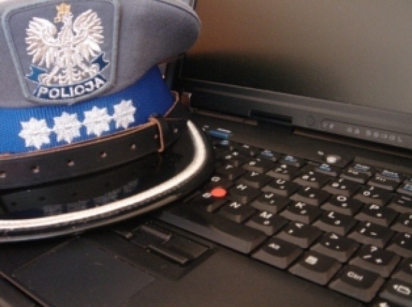 Policjanci ostrzegają, że &quot;znajomy&quot; z internetu może być niebezpieczny.