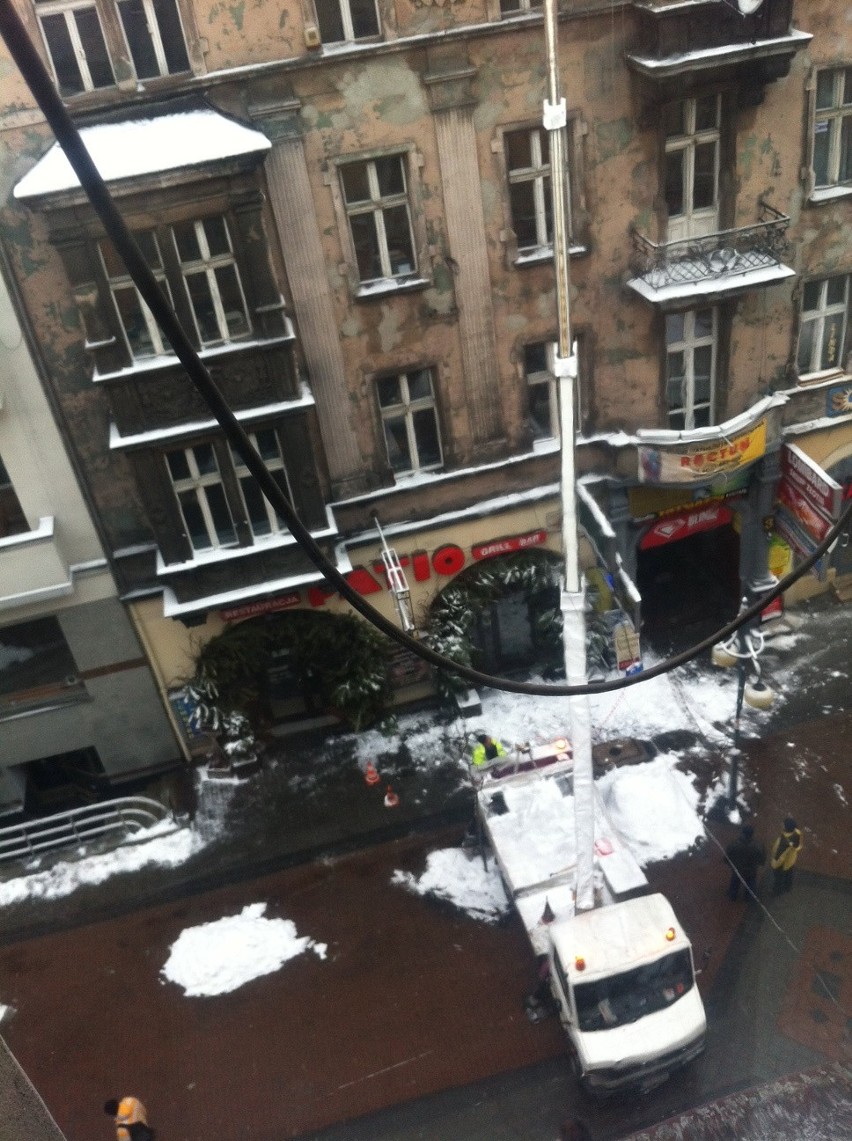 W Katowicach trwa usuwanie śniegu z dachów [ZDJĘCIA]