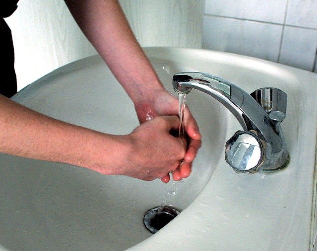 Sanepid informuje, aby do do mycia dzieci i osób obniżonej odporności używać  przegotowanej wody