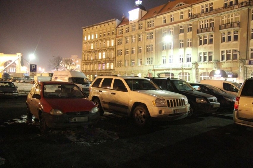 Wrocław: Parking przy Imparcie zastawiony. Niektórzy mieli problem, by wyjechać z PPA (FOTO)