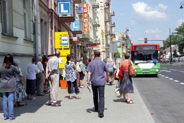 Na 3 Maja, obok kuratorium oświaty, stanie słupek przystankowy