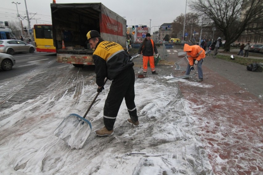 Wrocław: Autobus staranował przystanek na pl. Jana Pawła II. Jedna osoba nie żyje (ZDJĘCIA, FILM)