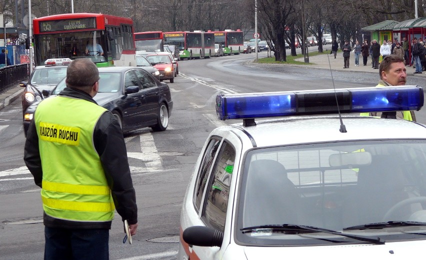 Krakowskie Przedmieście: Potrącił dwie osoby na przejściu