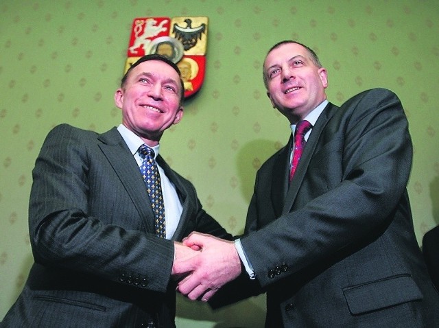 Rafał Dutkiewicz (z prawej) skandalicznie potraktował Zbigniewa Drzymałę  