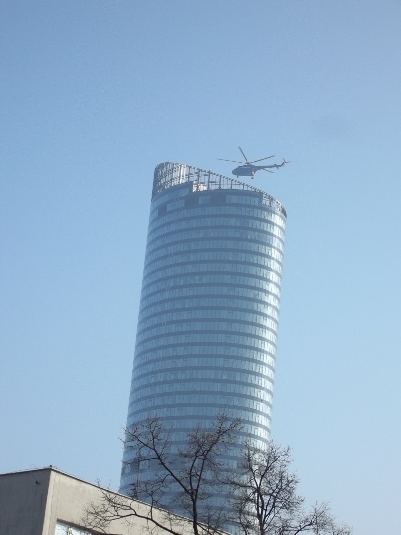 Sky Tower: Helikopter pomagał w budowie (FILM)
