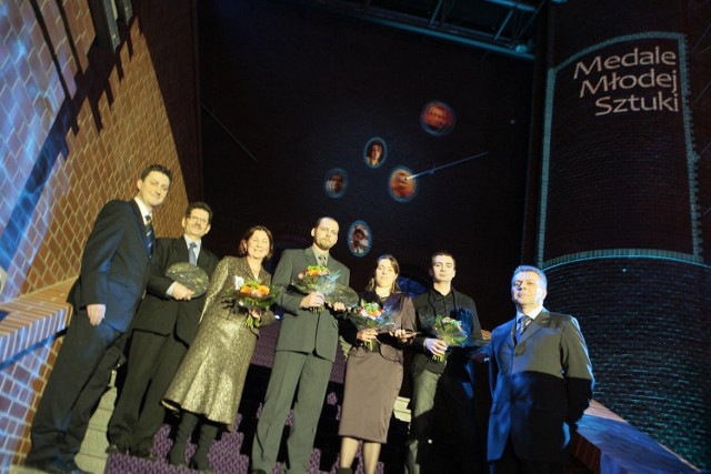 Laureaci Medali Młodej Sztuki wraz z redaktorem Marcinem Kostaszukiem i redaktorem naczelnym Głosu Wielkopolskiego Adamem Pawłowskim