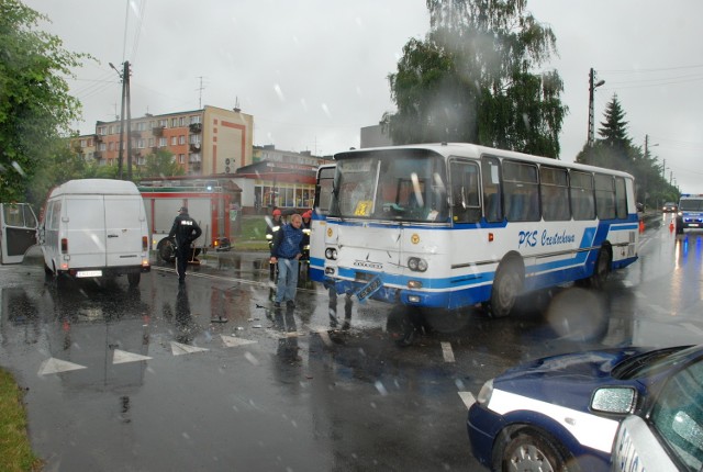 W czwartek rano w Pajęcznie autobus szkolny zderzył się z samochodem dostawczym. Dwie osoby zostały ranne.