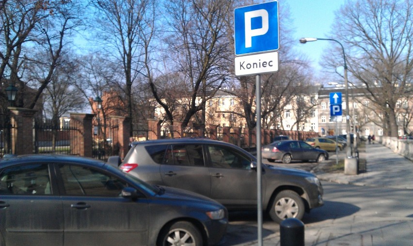 Nieprawidłowo zaparkowany samochód przy wyjeździe z ul....