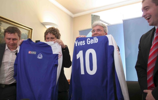 Prezes klubu Katarzyna Sobstyl i prezes zarządu Optimum Distribution Yves Gelb zaprezentowali nowe koszulki Ruchu