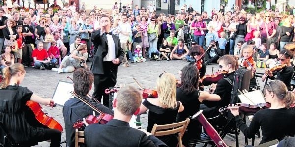 Muzycy zaczęli grać rozproszeni po centrum Poznania. Na finał doszli do Starego Rynku i zagrali go naprawdę porywająco