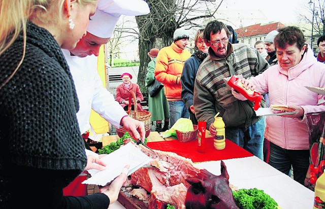 Na placu Litewskim można było spróbować apetycznie wyglądającego prosiaka z rusztu.