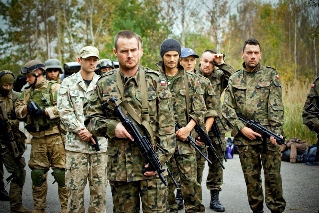 Aktorzy na szkoleniu wojskowym na poligonie w Rembertowie.
