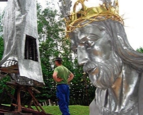 W maju 2011 roku w Ustroniu stanął 24-metrowy posąg Chrystusa. Sama figura ma 10,5 metra, waży 3  tony i stoi na 14-metrowym postumencie.