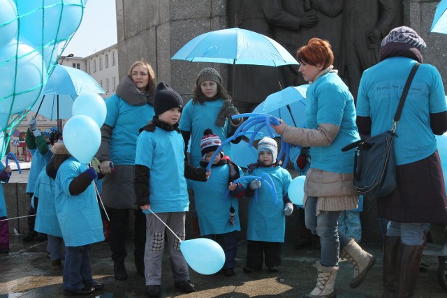 Ubrane na niebiesko dzieci przeszły po Pietrynie jako "Niebieska Lokomotywa"