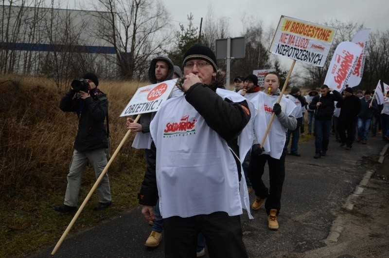 Pikieta Solidarności pod bramą Bridgestone.