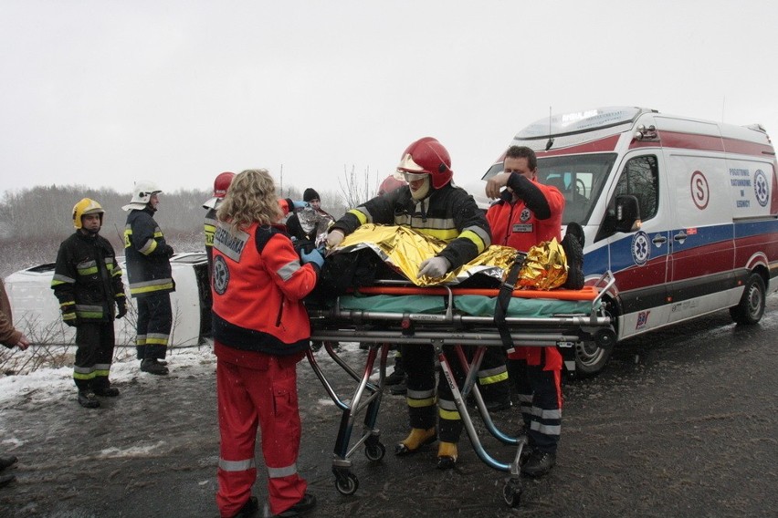 Bus koziołkował na drodze Lubin - Legnica. Osiem osób zostało rannych (FOTO)