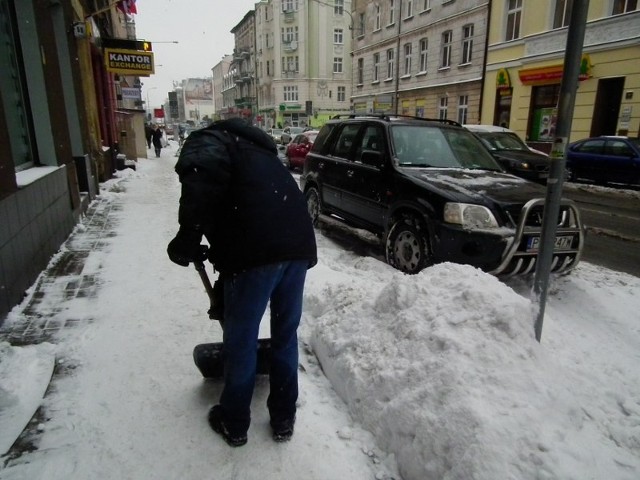 Dozorcy w takie zimowe dni mają ciężko.