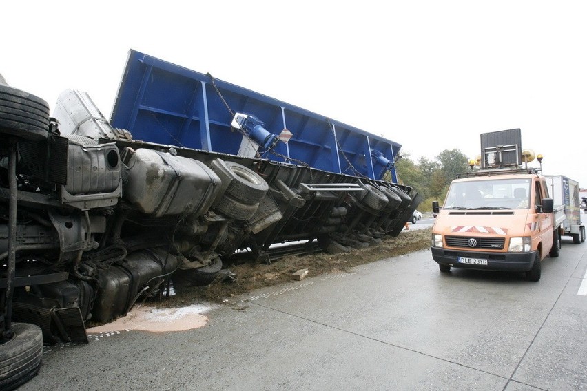 Potężna ciężarówka blokowała autostradę A4 (ZDJĘCIA)