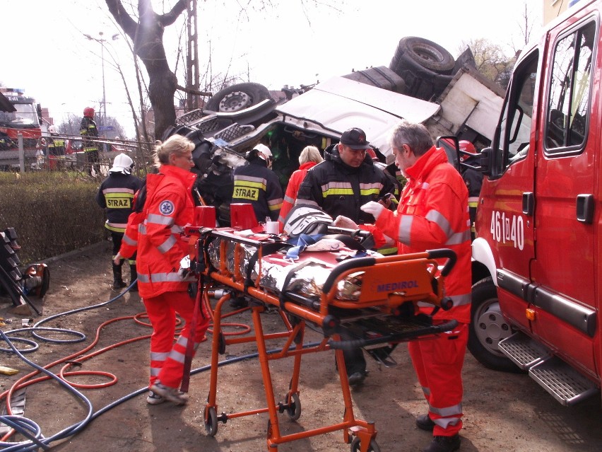 Wypadek na rondzie w Kłodzku. Przewrócił się tir (ZDJĘCIA)