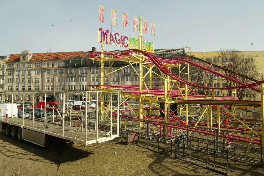 Wrocław: Na pl. Społecznym budują lunapark (ZDJĘCIA)