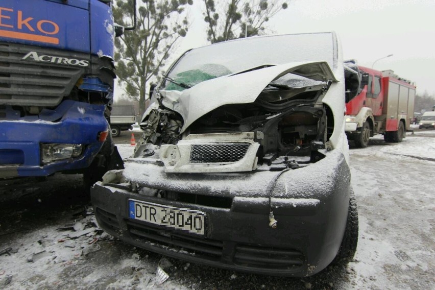 Wrocław: Wypadek na Granicznej. Dwie osoby ranne po zderzeniu ciężarówki i busa (ZDJĘCIA)