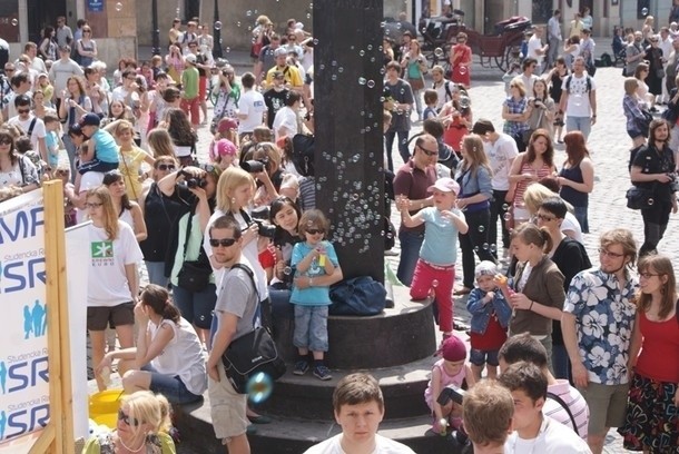 Poznań: Stary Rynek cały w bańkach [GALERIA ZDJĘĆ, FILM]