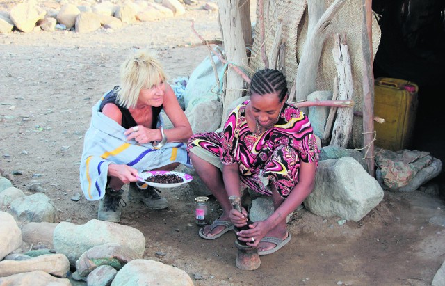 Zofia Suska obok  kobiety z ludu Afarów, która tłucze kawę w bazie na pustyni Danakil