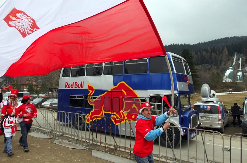 Wzruszający Skok do Celu Małysza na przekór pogodzie [ZDJĘCIA]