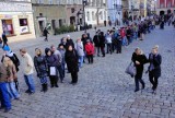 Poznań: Tłumy chętnych po darmowe choinki [FILM, ZDJĘCIA]