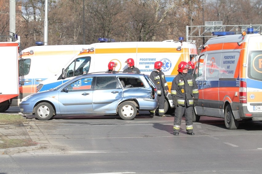 Tramwaj zderzył się z fordem na skrzyżowaniu Podwala z Oławską. Cztery osoby zostały ranne (ZDJĘCIA)