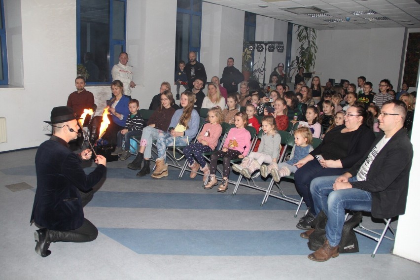 W Miejskim Domu Kultury w Brzezinach wystąpił iluzjonista. Pokaz wzbudził entuzjazm publiczności